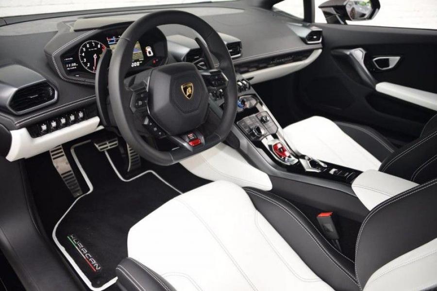 Интерьер Lamborghini Huracan by Mansory 2016 года  (фото 5 из 12)